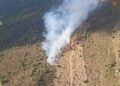 Medios aéreos y terrestres controlan un fuego forestal arbolado en Yémeda