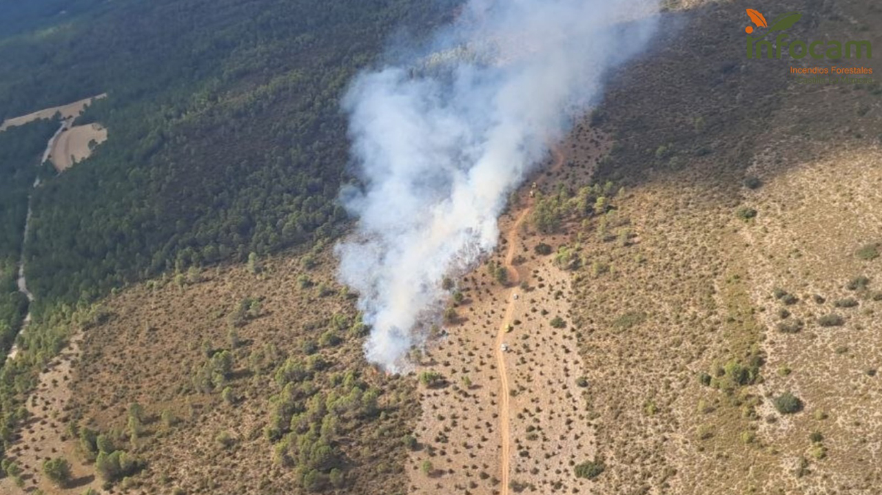 Medios aéreos y terrestres controlan un fuego forestal arbolado en Yémeda Medios aéreos y terrestres controlan un fuego forestal arbolado en Yémeda