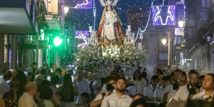 Miles de personas arropan a la Virgen de la Antigua en la procesión del día grande de Guadalajara Miles de personas arropan a la Virgen de la Antigua en la procesión del día grande de Guadalajara