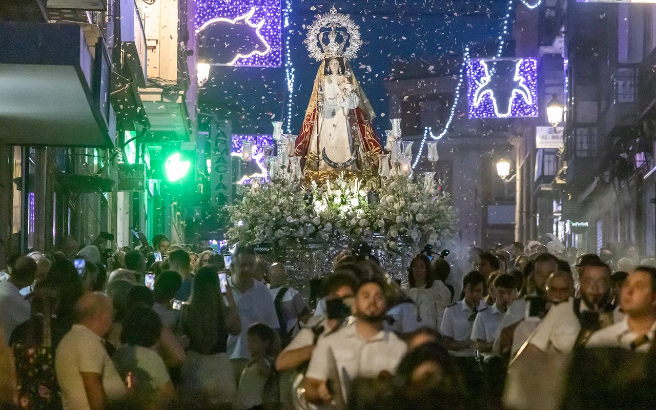 Miles de personas arropan a la Virgen de la Antigua en la procesión del día grande de Guadalajara Miles de personas arropan a la Virgen de la Antigua en la procesión del día grande de Guadalajara