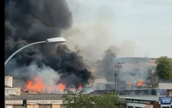 Un incendio en la planta de reciclaje Mobec de Cuenca moviliza a los servicios de emergencias Un incendio en la planta de reciclaje Mobec de Cuenca moviliza a los servicios de emergencias