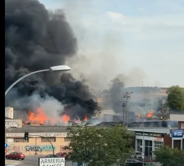 Un incendio en la planta de reciclaje Mobec de Cuenca moviliza a los servicios de emergencias
