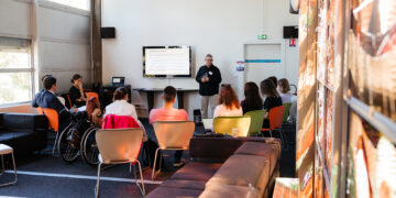 Un profesor del campus de Cuenca lleva a Estrasburgo el impacto de los algoritmos en los jóvenes