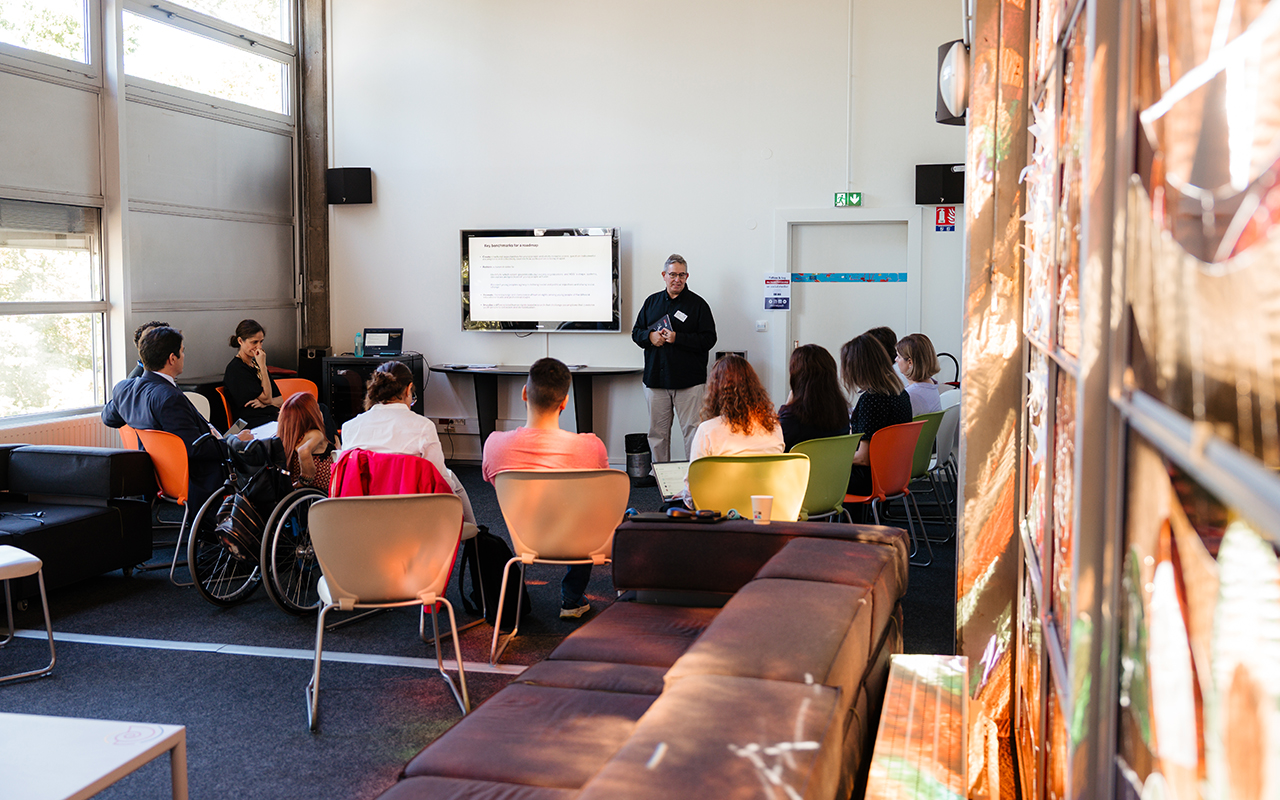Un profesor del campus de Cuenca lleva a Estrasburgo el impacto de los algoritmos en los jóvenes Un profesor del campus de Cuenca lleva a Estrasburgo el impacto de los algoritmos en los jóvenes