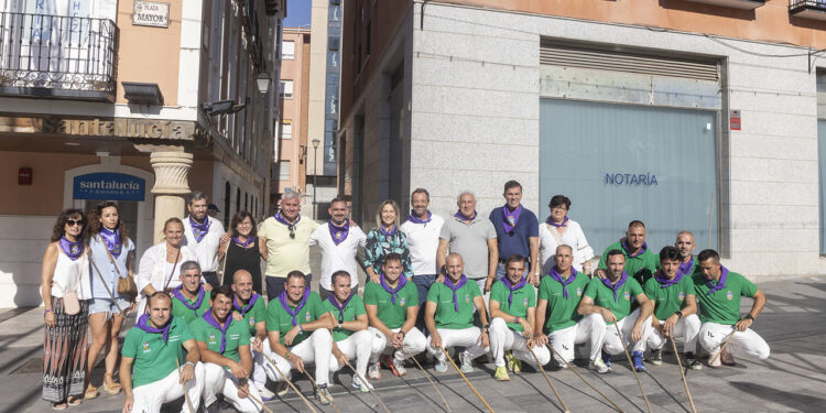 Una placa en la Plaza Mayor sella el regreso de los encierros al casco histórico de Guadalajara Una placa en la Plaza Mayor sella el regreso de los encierros al casco histórico de Guadalajara
