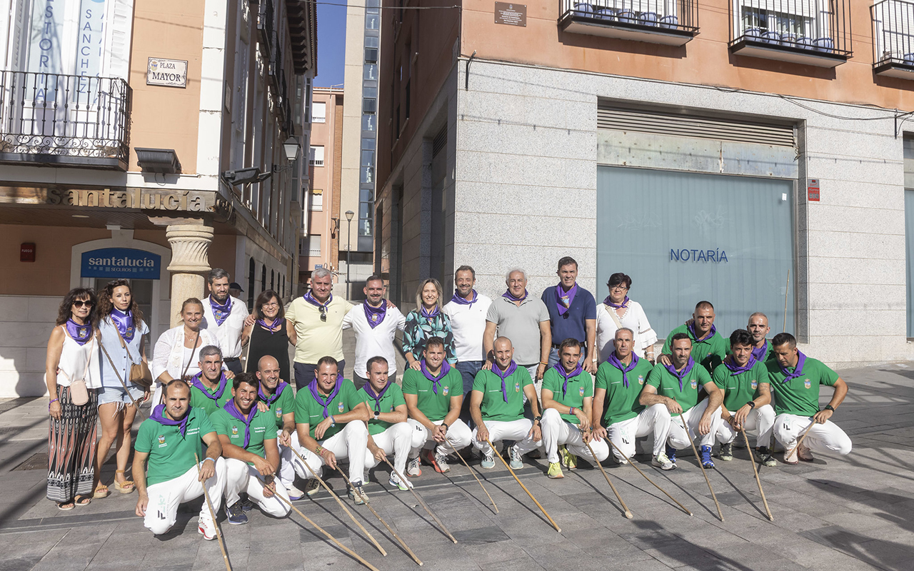 Una placa en la Plaza Mayor sella el regreso de los encierros al casco histórico de Guadalajara Una placa en la Plaza Mayor sella el regreso de los encierros al casco histórico de Guadalajara
