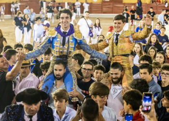 Víctor Hernández y Aarón Palacio abren la Puerta Grande en una tarde de jóvenes valores en Las Cruces