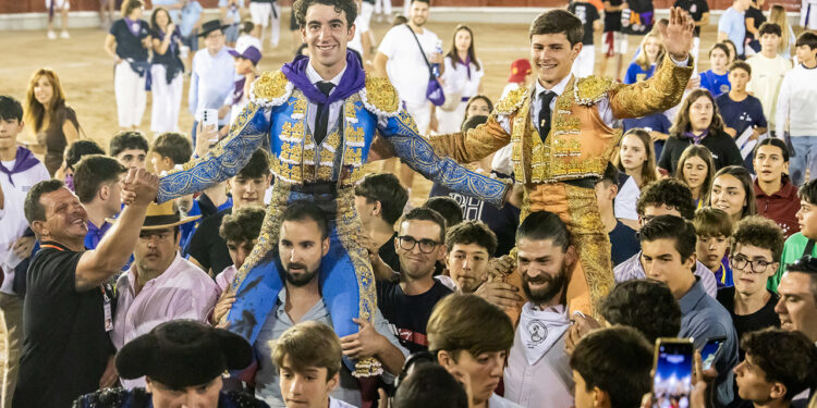 Víctor Hernández y Aarón Palacio abren la Puerta Grande en una tarde de jóvenes valores en Las Cruces Víctor Hernández y Aarón Palacio abren la Puerta Grande en una tarde de jóvenes valores en Las Cruces