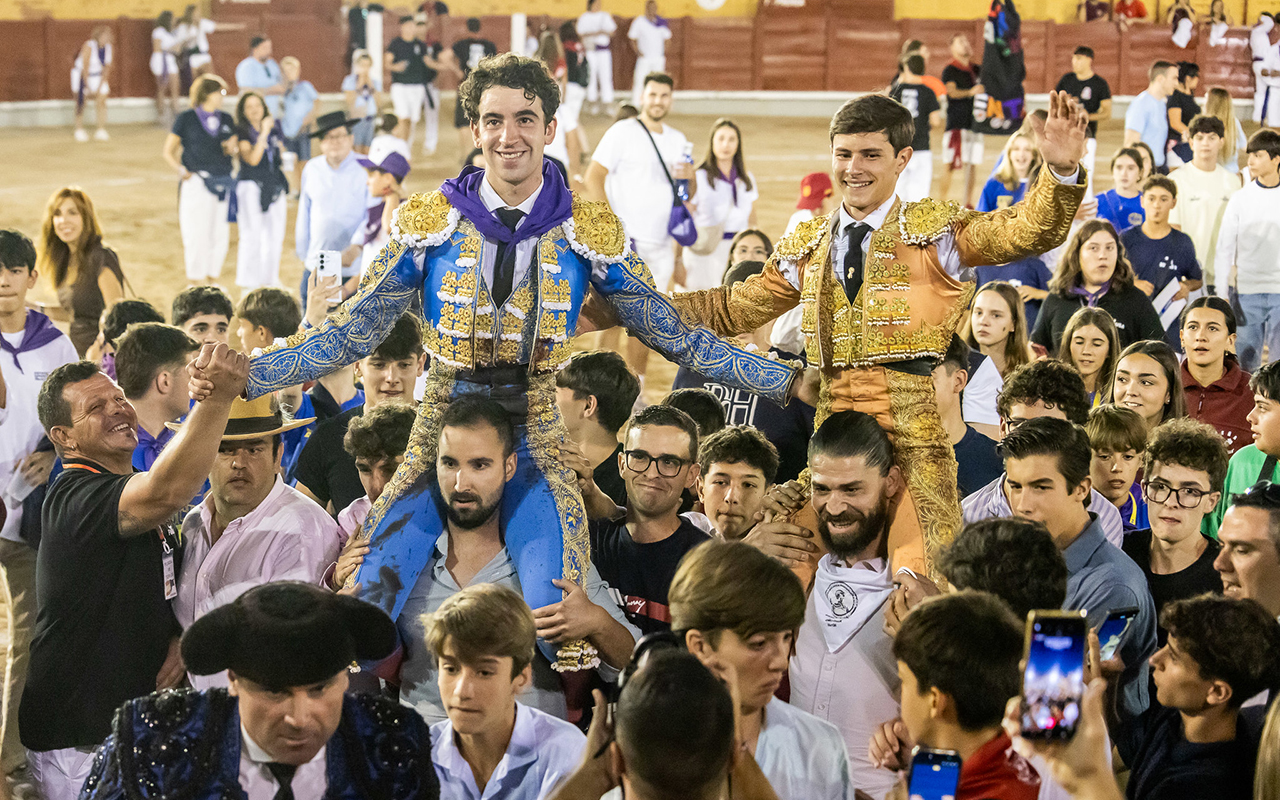 Víctor Hernández y Aarón Palacio abren la Puerta Grande en una tarde de jóvenes valores en Las Cruces Víctor Hernández y Aarón Palacio abren la Puerta Grande en una tarde de jóvenes valores en Las Cruces