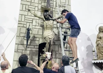 Chillarón. Puesta en andas del Santísimo Cristo de la Luz y entrevista vista