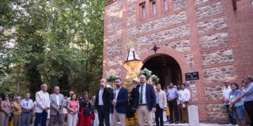 Yunquera traslada a la Virgen de la Granja entre hogueras y abre el novenario de sus fiestas patronales