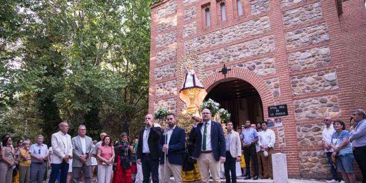 Yunquera traslada a la Virgen de la Granja entre hogueras y abre el novenario de sus fiestas patronales Yunquera traslada a la Virgen de la Granja entre hogueras y abre el novenario de sus fiestas patronales