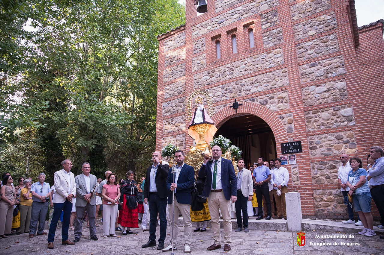 Yunquera traslada a la Virgen de la Granja entre hogueras y abre el novenario de sus fiestas patronales Yunquera traslada a la Virgen de la Granja entre hogueras y abre el novenario de sus fiestas patronales