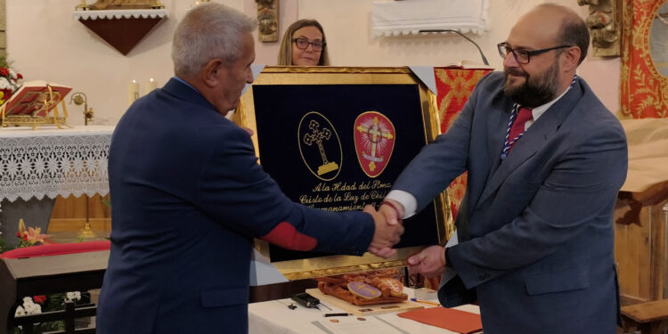 Chillarón sella un histórico hermanamiento cofrade con la Hermandad del Cristo de la Luz de Cuenca