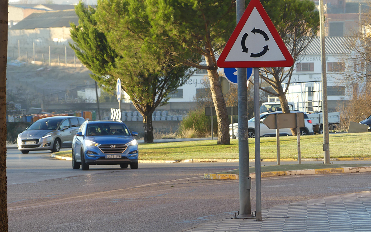 Adiós a la excepción histórica: taxistas, repartidores y autoescuelas de Cuenca obligados al cinturón en ciudad Adiós a la excepción histórica: taxistas, repartidores y autoescuelas de Cuenca obligados al cinturón en ciudad