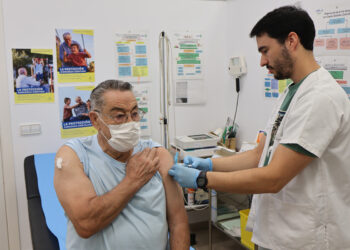 Arranca la vacunación contra la gripe en el barrio de Fuente del Oro con la meta de proteger al 75% de los mayores de Cuenca