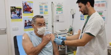 Arranca la vacunación contra la gripe en el barrio de Fuente del Oro con la meta de proteger al 75% de los mayores de Cuenca