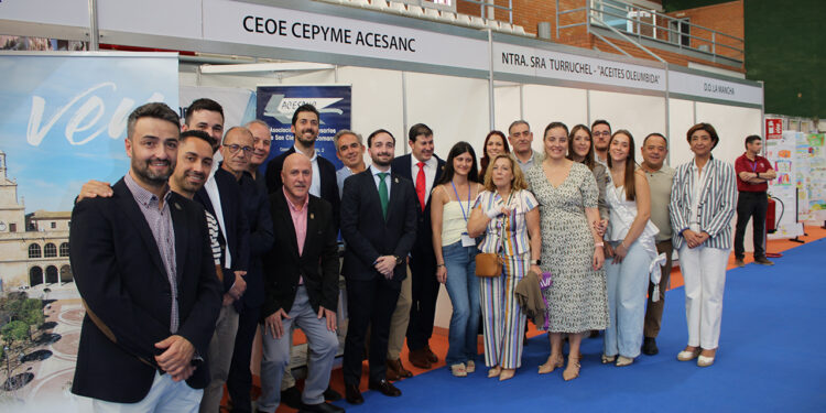 CEOE-Cepyme Cuenca y ACESANC asesoran al tejido agroalimentario de La Mancha desde su expositor propio en FERAGA
