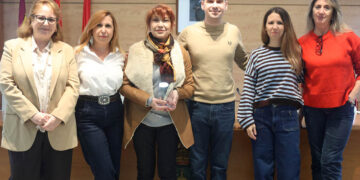 Cabanillas del Campo homenajea a Mabel Cendejas tras 25 años al frente del club de lectura más veterano del municipio