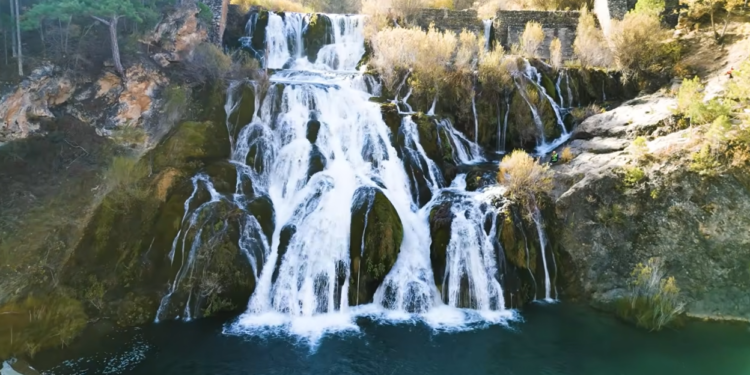 Un lugar del otoño. El salto de Poveda y Laguna de Taravilla Un lugar del otoño. El salto de Poveda y Laguna de Taravilla