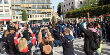 Cáritas reúne a 200 personas en la plaza de Santo Domingo de Guadalajara para visibilizar la realidad de las personas sin hogar