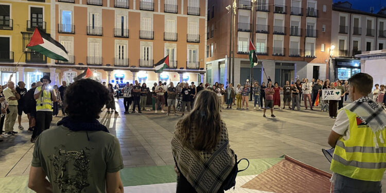Cerca de doscientas personas se manifiestan en Guadalajara en apoyo a Palestina y conectan su lucha con el derecho a la vivienda