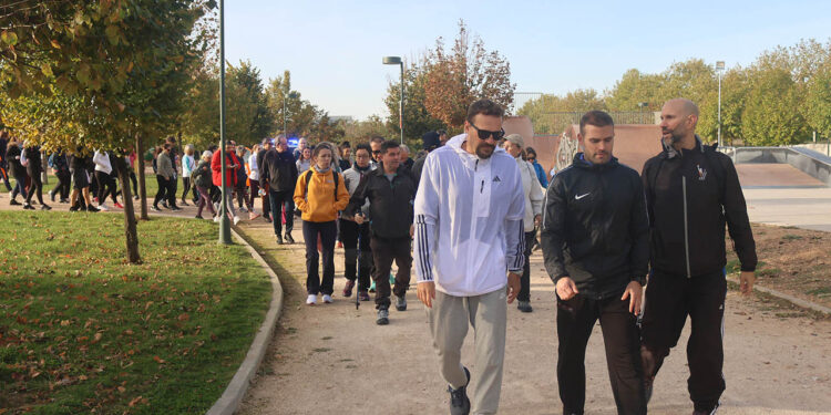 Cerca de un centenar de personas recorren los casi siete kilómetros de la Marcha Senderista Saludable de Cabanillas del Campo