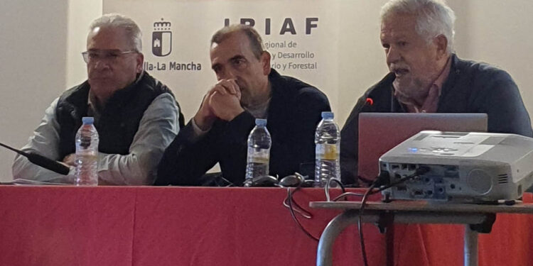 Cifuentes reúne a expertos y productores en una jornada sobre el potencial agrícola y comercial de la trufa Cifuentes reúne a expertos y productores en una jornada sobre el potencial agrícola y comercial de la trufa