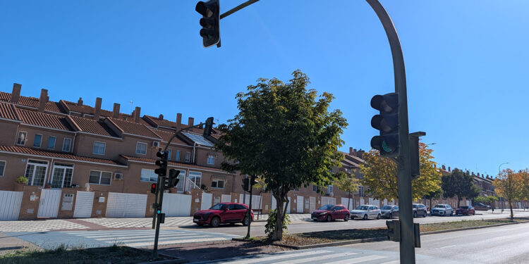 Cuenca en Marcha reclama adaptar los semáforos de la ciudad a la normativa para mejorar la seguridad peatonal