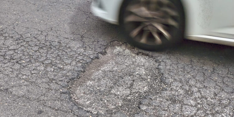 El PSOE exige a “Guarinos que trabaje y repare los tremendos socavones de nuestras calles” El PSOE exige a “Guarinos que trabaje y repare los tremendos socavones de nuestras calles”