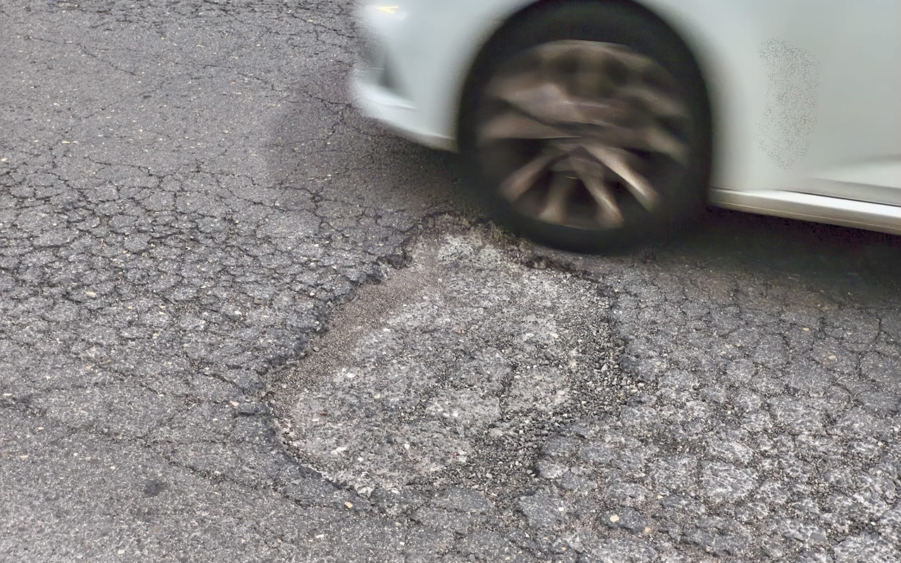 El PSOE exige a “Guarinos que trabaje y repare los tremendos socavones de nuestras calles” El PSOE exige a “Guarinos que trabaje y repare los tremendos socavones de nuestras calles”