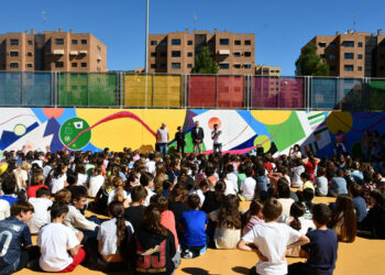 El colegio Isaac Albéniz de Cuenca se moviliza por el Día de la Niña con un mural contra la violencia machista