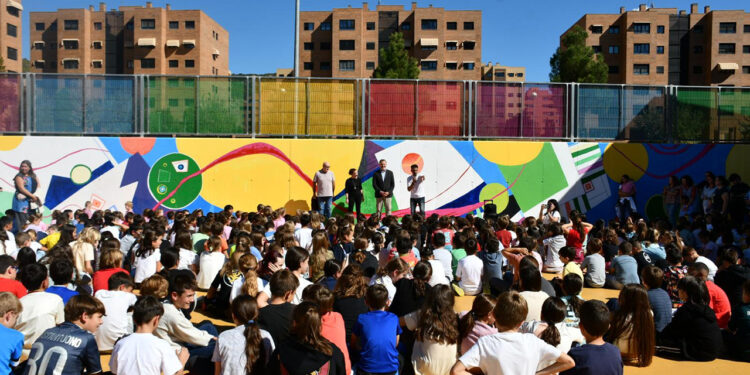 El colegio Isaac Albéniz de Cuenca se moviliza por el Día de la Niña con un mural contra la violencia machista El colegio Isaac Albéniz de Cuenca se moviliza por el Día de la Niña con un mural contra la violencia machista