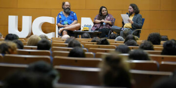 El cómico Ignatius Farray reflexiona en el campus de Cuenca sobre la fuerza de los escenarios: “Desembucho palabras que no me atrevo a decir a solas o fuera de este espacio”