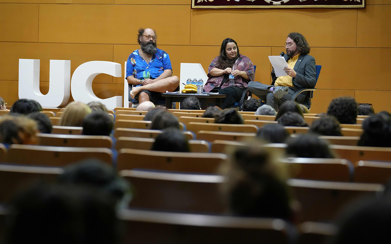 El cómico Ignatius Farray reflexiona en el campus de Cuenca sobre la fuerza de los escenarios: “Desembucho palabras que no me atrevo a decir a solas o fuera de este espacio” El cómico Ignatius Farray reflexiona en el campus de Cuenca sobre la fuerza de los escenarios: “Desembucho palabras que no me atrevo a decir a solas o fuera de este espacio”