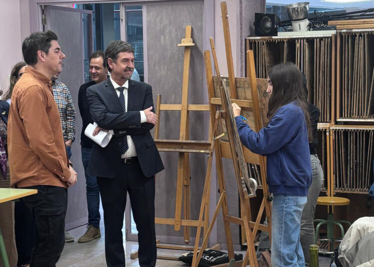 El secretario de Estado de Educación conoce el legado histórico del Brianda de Mendoza y la labor de la Escuela de Arte de Guadalajara