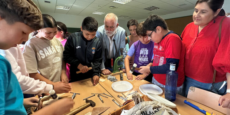 Escolares de cinco pueblos de Guadalajara aprenden el oficio artesano en las aulas con motivo de Farcama Escolares de cinco pueblos de Guadalajara aprenden el oficio artesano en las aulas con motivo de Farcama