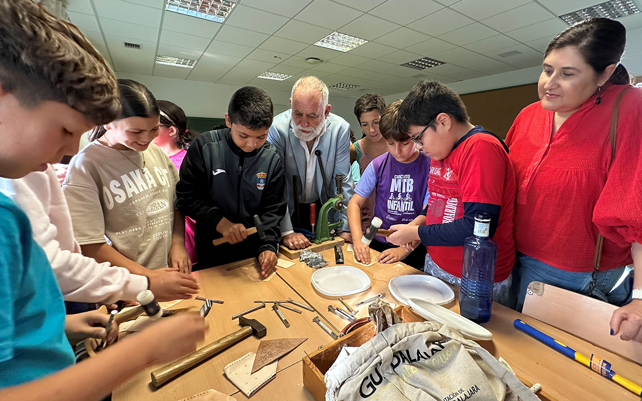 Escolares de cinco pueblos de Guadalajara aprenden el oficio artesano en las aulas con motivo de Farcama Escolares de cinco pueblos de Guadalajara aprenden el oficio artesano en las aulas con motivo de Farcama