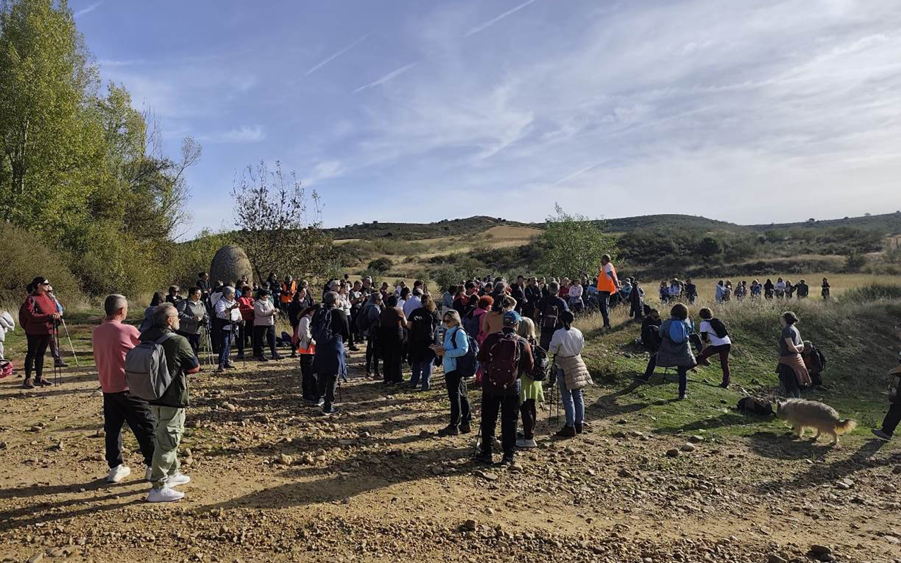 Fuentelahiguera de Albatages reúne a 170 senderistas en el estreno de la nueva temporada de 'Campiñeando' 1 Fuentelahiguera de Albatages reúne a 170 senderistas en el estreno de la nueva temporada de 'Campiñeando'
