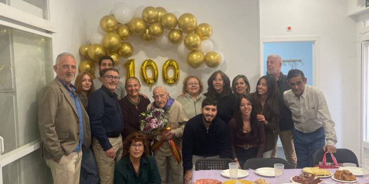 Guadalajara acompaña a su vecino Mariano en la celebración de su centenario junto a su familia
