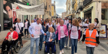 Guadalajara se moviliza por el centro de la capital para arropar a las 400 personas con esclerosis múltiple de la provincia