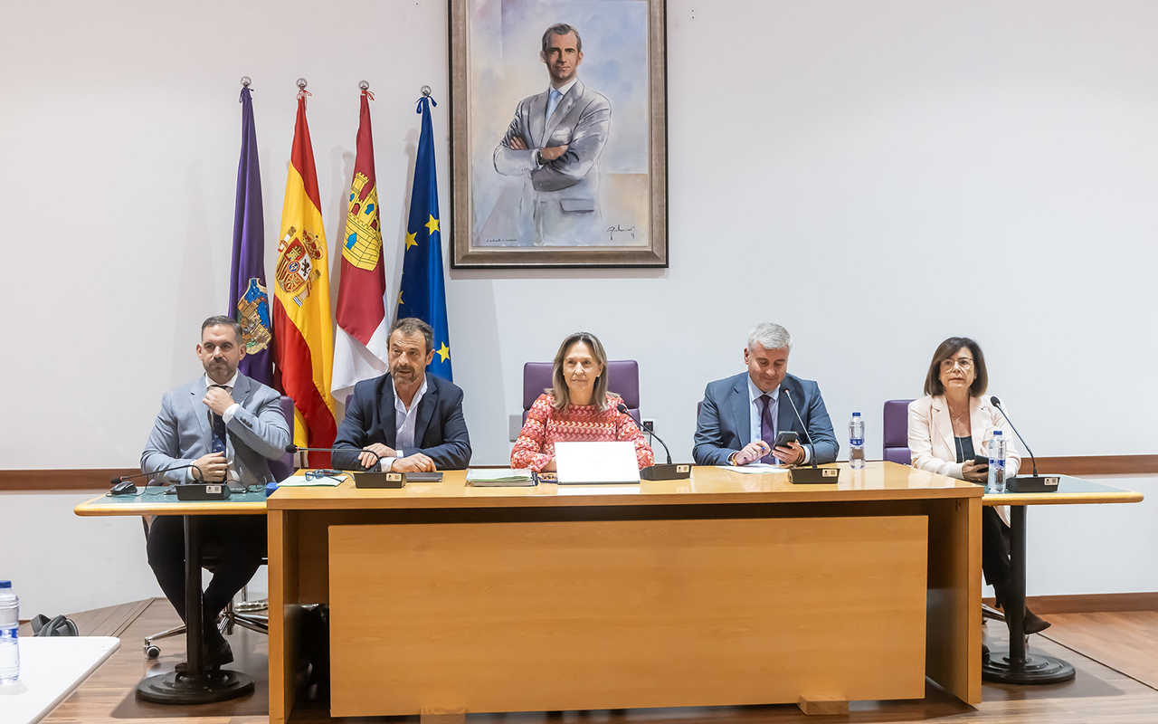 Guarinos defiende el giro inversor en Guadalajara con 600 viviendas públicas y 30 millones en obras Guarinos defiende el giro inversor en Guadalajara con 600 viviendas públicas y 30 millones en obras
