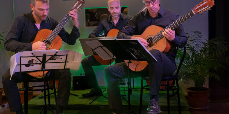 Iberian Guitar Trio regresa a La Casa del Guitarrista de Cuenca con baile y percusión para solo 35 personas Iberian Guitar Trio regresa a La Casa del Guitarrista de Cuenca con baile y percusión para solo 35 personas