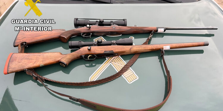 Interceptados tres presuntos cazadores furtivos en pleno Parque Natural del Alto Tajo con rifles, visor térmico y silenciador Interceptados tres presuntos cazadores furtivos en pleno Parque Natural del Alto Tajo con rifles, visor térmico y silenciador