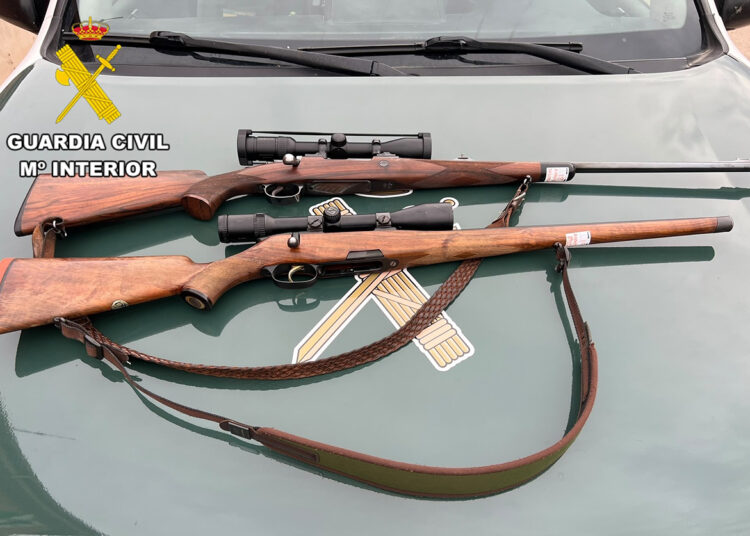 Interceptados tres presuntos cazadores furtivos en pleno Parque Natural del Alto Tajo con rifles, visor térmico y silenciador