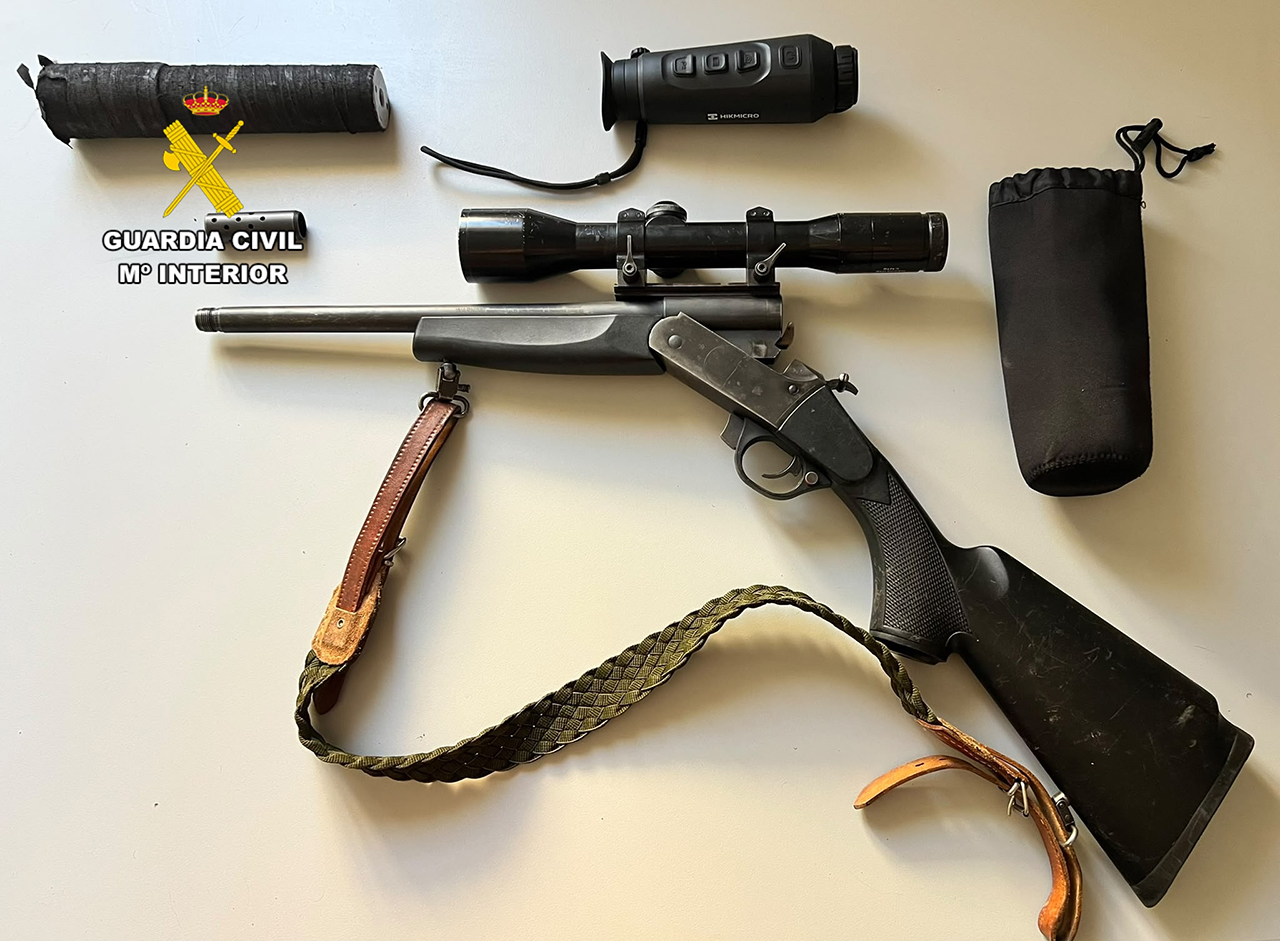 Interceptados tres presuntos cazadores furtivos en pleno Parque Natural del Alto Tajo con rifles, visor térmico y silenciador 1 Interceptados tres presuntos cazadores furtivos en pleno Parque Natural del Alto Tajo con rifles, visor térmico y silenciador