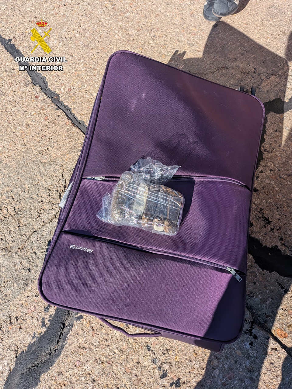 Interceptan en San Clemente a un conductor con más de 600 gramos de hachís y dinero en efectivo en la maleta