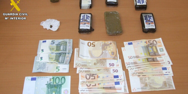 Interceptan en San Clemente a un conductor con más de 600 gramos de hachís y dinero en efectivo en la maleta