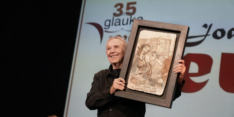 Joan Manuel Serrat recibe el Premio Glauka en Cuenca en el 35 aniversario de las Amigas de la Lectura Joan Manuel Serrat recibe el Premio Glauka en Cuenca en el 35 aniversario de las Amigas de la Lectura