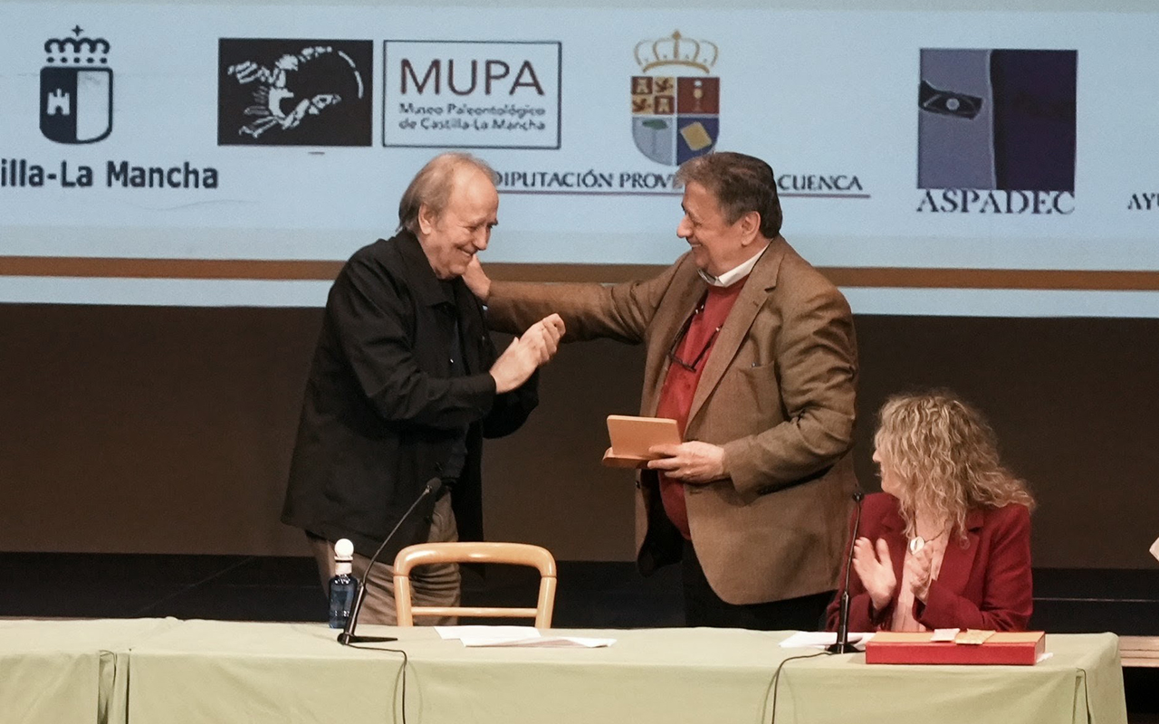 Joan Manuel Serrat recibe el Premio Glauka en Cuenca en el 35 aniversario de las Amigas de la Lectura 1 Joan Manuel Serrat recibe el Premio Glauka en Cuenca en el 35 aniversario de las Amigas de la Lectura